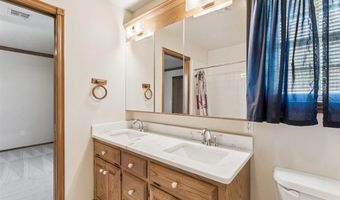 506 Fieldcrest Dr, Chickasha, OK 73018
