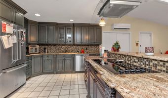 76 Parkview Dr, Albertson, NY 11507