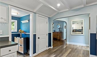 8 Lincoln Ave, Bristol, RI 02809