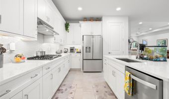5828 WINDBREAK Ct, Apollo Beach, FL 33572