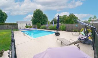 14 Willow Dr, Cranston, RI 02920