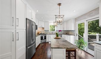 292 Summerhill Dr, Aurora, OH 44202