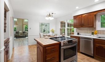 523 Nottingham Dr, Ballwin, MO 63011