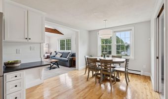 2 Winsome Lea Rd, Falmouth, ME 04105
