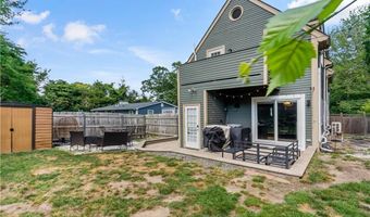 33 Wapping Dr, Bristol, RI 02809