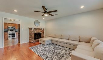 382 Cedar Run Dr, Ballwin, MO 63021