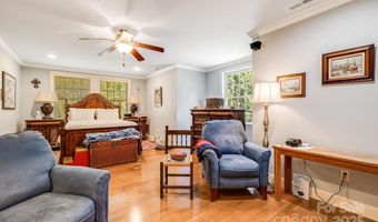 28 Trafalgar Cir, Asheville, NC 28805