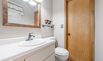 6823 NW Golden Ln, Des Moines, IA 50313