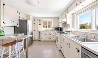 124 Houston Ave, Narragansett, RI 02882
