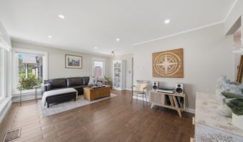 905 N Douglas Ave, Arlington Heights, IL 60004