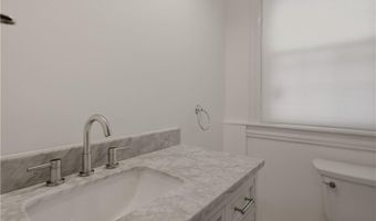 82 Van Zandt Ave, Newport, RI 02840