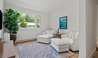 8 Knight St, Falmouth, ME 04105