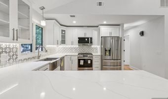 14 Redwood St, Bergenfield, NJ 07621