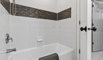 941 Par Dr, Algonquin, IL 60102