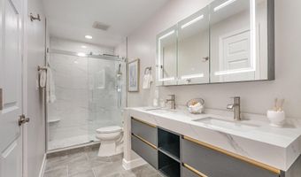 75 S REYNOLDS St 411, Alexandria, VA 22304
