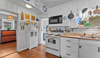 311 MAPLE St, Brookings, OR 97415