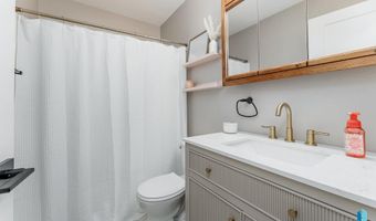 208 W Chapelwood Dr, Brandon, SD 57005
