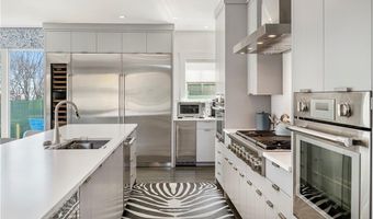 592 Tuckerman Ave, Middletown, RI 02842