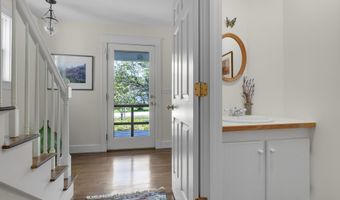 2 Sunnyfield Ln, Falmouth, ME 04105