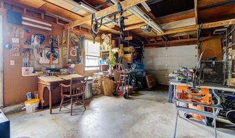 21 Beacon St, Johnston, RI 02919