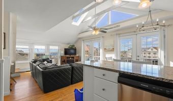 45 Crescent Rd, Middletown, RI 02842