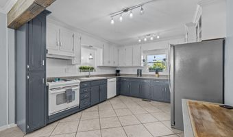 205 Barefoot Ln, Atlantic Beach, NC 28512