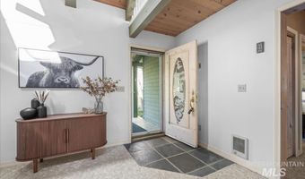 9734 Moore Dr, Cascade, ID 83611