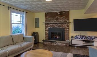 25 Algonquin Dr, Middletown, RI 02842