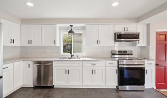 73 Tucker St, Lincoln, RI 02865