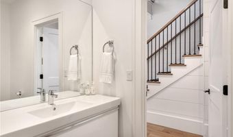 24 School St, Newport, RI 02840
