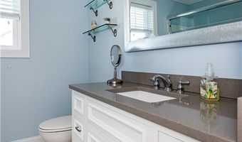 19 Eustis Ave, Newport, RI 02840