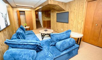 903 Willow Dr, Aberdeen, SD 57401