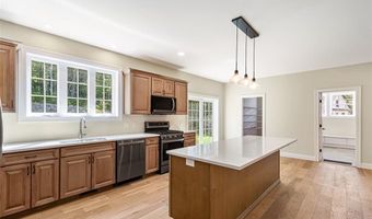 8 Lyn Ct, Cumberland, RI 02864