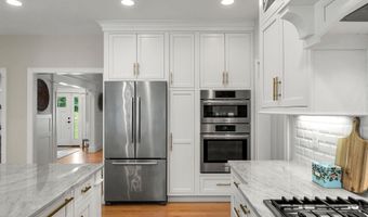 32 Settlers Ct, Bedford, NH 03110