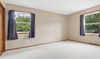 212 Country Club Ln, Altoona, WI 54720