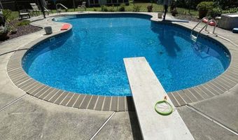 8 Greenwood Pl, Middletown, NJ 07748