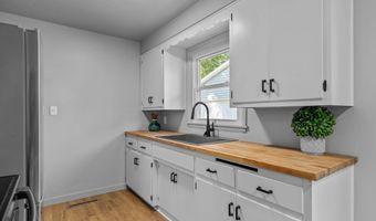 1824 E COLLEGE Ave, Appleton, WI 54915