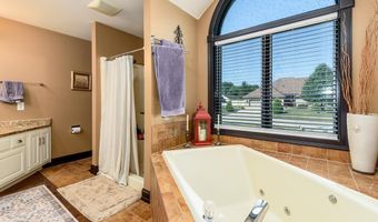 914 Lakeview Dr, Auburn, IN 46706