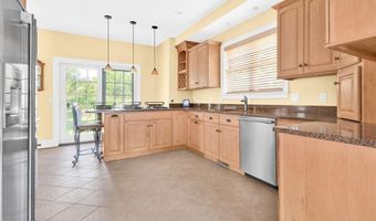75 Wood St, Bristol, RI 02809
