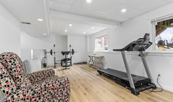 33 Fox Point Ct NE, Ada, MI 49301