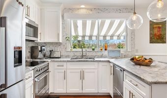 7 Maloney Ln, Middletown, RI 02842