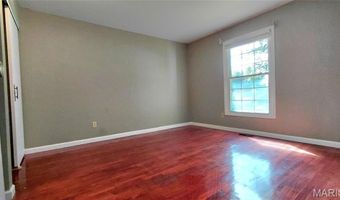 874 Hollyridge Dr, Ballwin, MO 63011