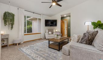 708 S 6th Ave, Brandon, SD 57005