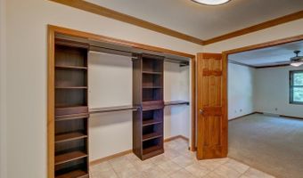 21 E Newhaven Cir, Madison, WI 53717