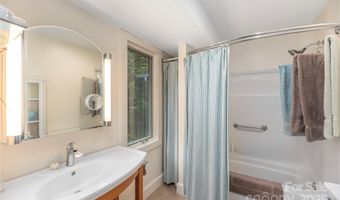 17 Red Oak Ln, Alexander, NC 28701