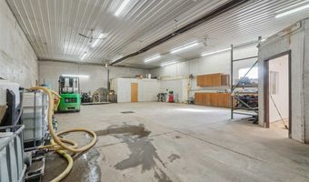 5276 Oakcrest Hill Rd SE, Riverside, IA 52327