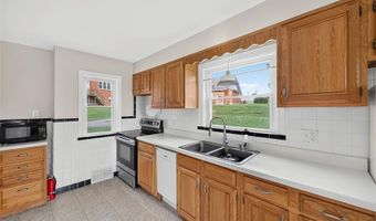 105 N Elm St, Ballwin, MO 63011