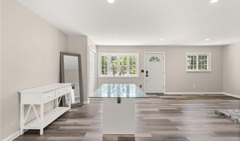 794 Robinhood Dr, Aurora, OH 44202