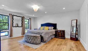 7601 PERSIMMON TREE Ln, Bethesda, MD 20817
