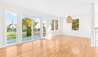 91 Houston Ave, Newport, RI 02840